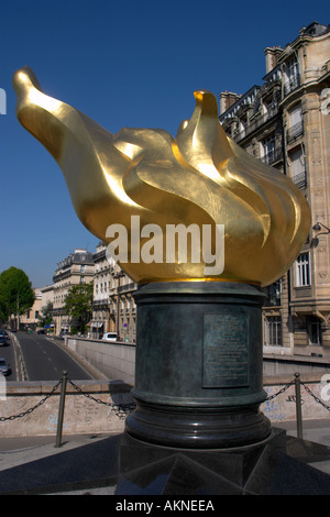 Flamme der Freiheit in der Nähe von Pont d Alma Paris über den Tunnel, wo Prinzessin Diana ihr Leben bei einem Autounfall im Jahr 1997 verloren Stockfoto