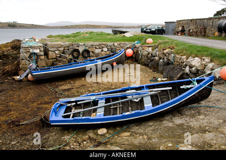 Ruderboote gefesselt in einem Gezeiten-Hafen in Roundstone Connemara Galway Irland Stockfoto