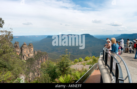 Die drei Schwestern und Mount Gibraltar vom Echo Point, Blue Mountains, New South Wales, Australien Stockfoto