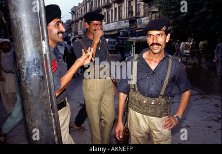 Pakistanische Polizisten. Peshawar, North West Frontier Province, Pakistan. Stockfoto