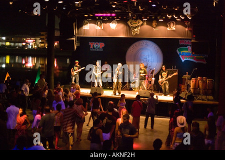Band auf der Bühne des Reggae Pub Chaweng Beach Hut Chaweng Zentrum Ko Samui Thailand Stockfoto