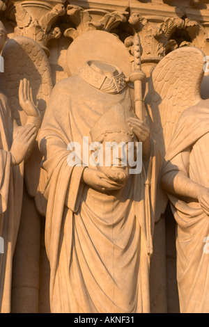 Statue von Saint-Denis Notre Dame Paris Frankreich Stockfoto