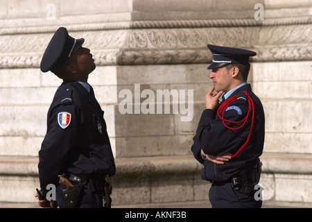Sicherheit am Arc de Triomphe Paris Frankreich Stockfoto