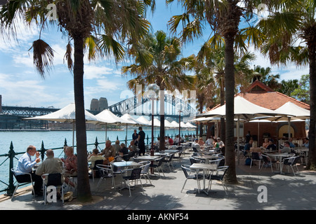 Straßencafé in Circular Quay mit der Harbour Bridge hinter, Sydney, New South Wales, Australien Stockfoto