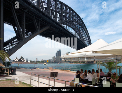 Cafe vor der Harbour Bridge in Milsons Point zum Opernhaus in der Ferne, Sydney, New South Wales, Australien Stockfoto