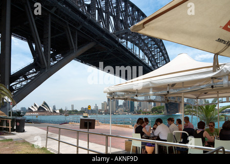 Cafe vor der Harbour Bridge in Milsons Point zum Opernhaus in der Ferne, Sydney, New South Wales, Australien Stockfoto