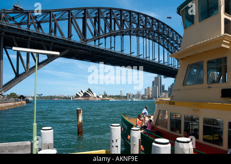 Fähre in Milsons Point mit der Harbour Bridge und das Opernhaus hinter, Sydney, New South Wales, Australien Stockfoto