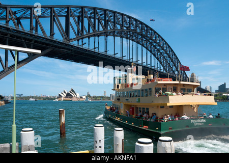 Fähre in Milsons Point mit der Harbour Bridge und das Opernhaus hinter, Sydney, New South Wales, Australien Stockfoto