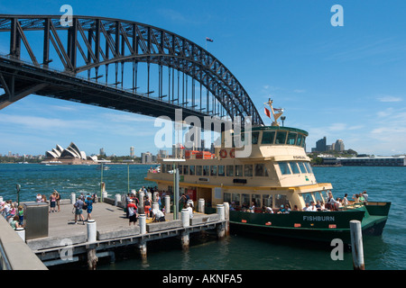 Sydney, Australien. Fähre in Milsons Point mit Sydney Harbour Bridge und Opera House, Sydney, New South Wales, Australien Stockfoto