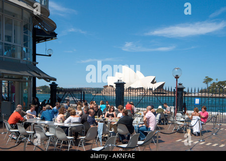 Straßencafé in Circular Quay zum Opernhaus hinter, Sydney, New South Wales, Australien Stockfoto