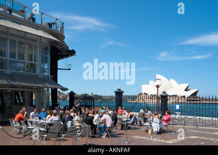 Straßencafé in Circular Quay zum Opernhaus hinter, Sydney, New South Wales, Australien Stockfoto