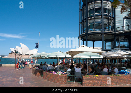 Straßencafé in Circular Quay zum Opernhaus hinter, Sydney, New South Wales, Australien Stockfoto