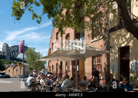 Cafe in The Rocks-Viertel mit der Harbour Bridge hinter, Sydney, New South Wales, Australien Stockfoto