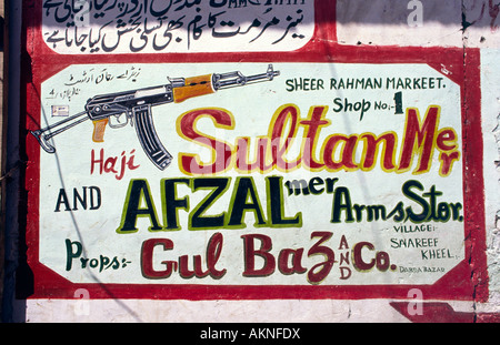 Ladenschild in Darra, berüchtigte Waffe Dorf machen. North West Frontier Province, Pakistan. Stockfoto
