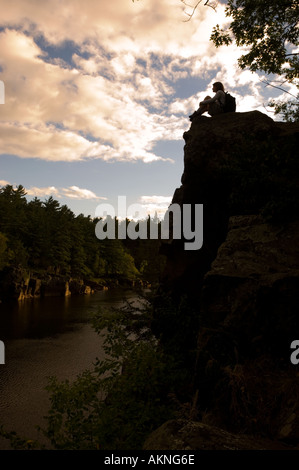 Frau Wanderer sitzen auf den Felsen oberhalb St. Croix River Stockfoto