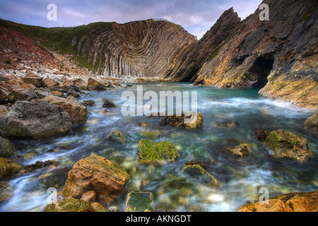 Unglaubliche Geologie an Stair Hole in der Nähe von Lulworth Cove, Dorset Stockfoto