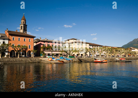 Blick über den Lago Maggiore zum Hafen Promenade mit Turm der Kirche Santi Pietro Paolo im Hintergrund Ascona Tessin Schweiz Stockfoto