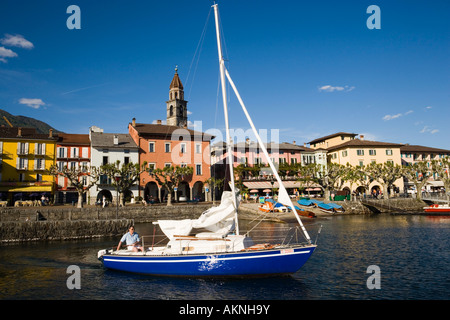 Besuch Boot auf dem Lago Maggiore Hafenpromenade mit Turm der Kirche Santi Pietro Paolo Ascona Tessin Schweiz Stockfoto