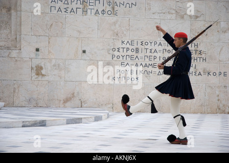 Evzone bewachen das Grab des unbekannten Soldaten außerhalb der griechischen Voula Parlamentsgebäude auf dem Syntagma-Platz, Athen. Stockfoto