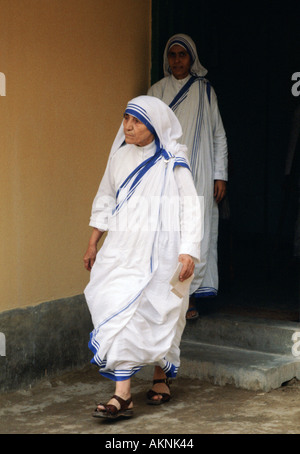 Mutter Teresa in ihrer Mission für benachteiligte Menschen in Kalkutta Indien Stockfoto