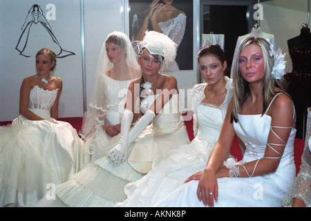 Junge Schüler verkleidet als Braut auf einer Hochzeit Messe in Poznan, Polen Stockfoto