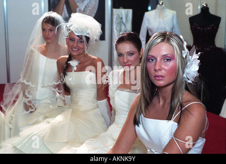 Junge Schüler verkleidet als Braut auf einer Hochzeit Messe in Poznan, Polen Stockfoto