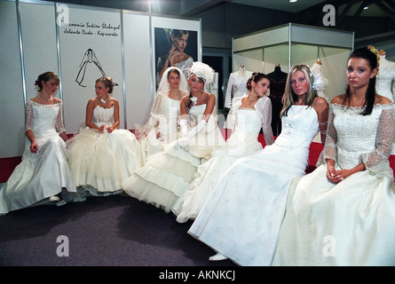 Junge Schüler verkleidet als Braut auf einer Hochzeit Messe in Poznan, Polen Stockfoto