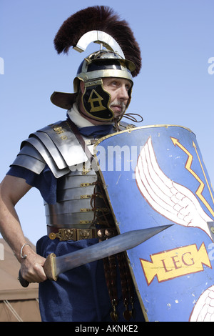 Corbridge Hadrians Wall Römischer Zenturio mit Scutum Schild Schwert ein gladius Stockfoto