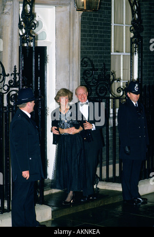 Ehemaligen Labour-Parteiführer Neil Kinnock und Frau Glenys außerhalb Number 10 Downing Street London UK Stockfoto