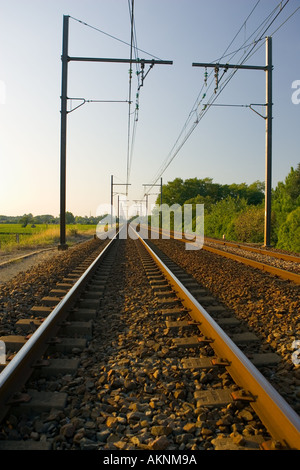 Train Track und Overhead Kabel am Bahnübergang in der Nähe von Barsac Bahnhof Bordeaux Region Frankreich Stockfoto