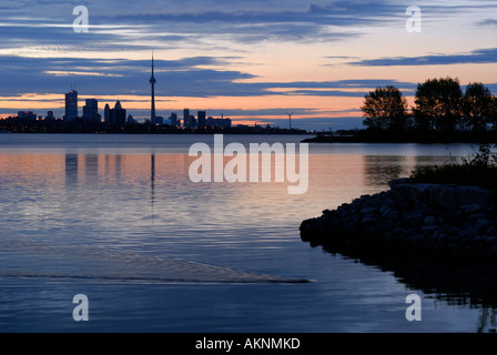 Morgendämmerung am Humber Bay Lake Ontario Toronto mit Biber und Stadt skyline Stockfoto