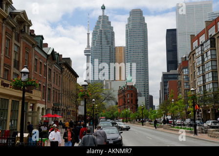 Mittagspause im Frühjahr auf Front Street Toronto mit dem CN Tower, Türme Wellington Flatiron Building und Bank Hochhaus Stockfoto