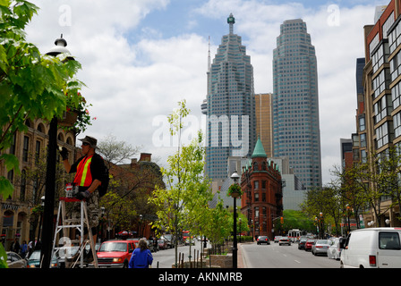 Frühling-Wartung auf Front Street Toronto mit Wellington Flatiron Building und Bank-Hochhaus-Türme Stockfoto