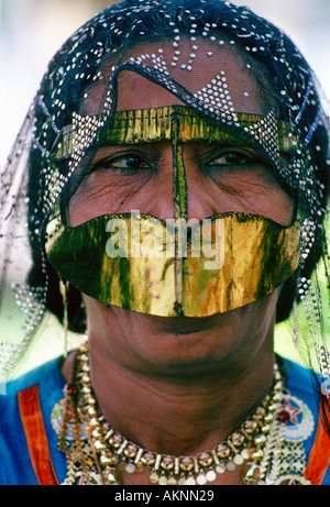 Beduinen Trägerin traditionellen Kopfbedeckungen und Asaba Kopfbedeckung Abu Dhabi Stockfoto