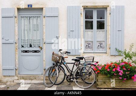 Traditionelles Haus mit Fahrrädern Ile De Re France Stockfoto