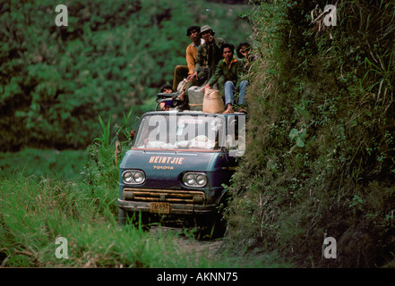 Bus mit Passagieren zu Banue entlang einer schmalen Bergstraße Philippinen Stockfoto