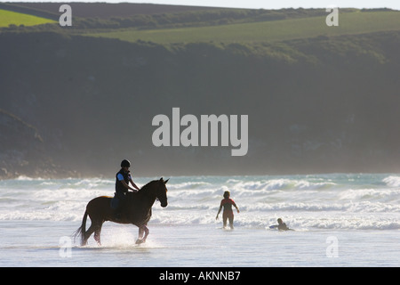 Junge Frau reitet auf einem Pferd Bucht auf breiten Haven Beach Pembrokeshire Wales Großbritannien Stockfoto