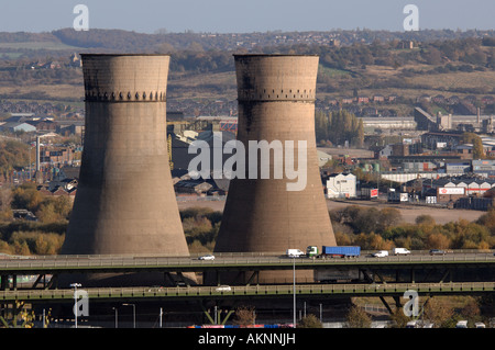 Zwei historische Kühltürme an der Seite der Autobahn M1, Tinsley in Sheffield.  Sheffield Zwillingstürme Stockfoto