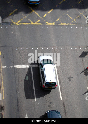 Luftaufnahme des weißen van wartet am Verkehrsknotenpunkt der Stadtzentrum Stockfoto