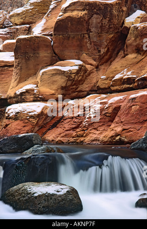 Der erste Schnee der Saison Stäube die roten Felsen des Oak Creek Canyon im nördlichen Arizona Stockfoto