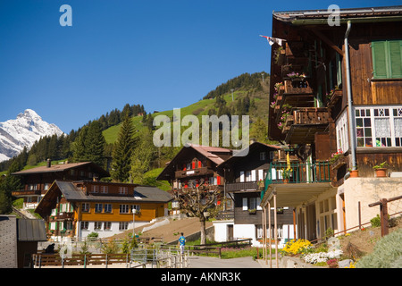 Häuser entlang einer Straße in Mürren 1650 m Walser Berg Dorf Berner Oberland Hochland Kanton Bern Schweiz Stockfoto