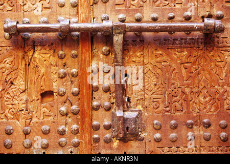 Marokko, Marrakesch, Detail eines antiken besetzt Tür in der Medina Stockfoto