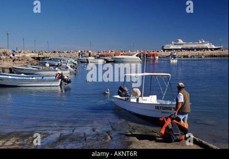 Boote am Yachthafen, Kreuzfahrtschiff MS Ryndam vor Anker in dist am Golf von Kalifornien (Meer von Cortez), Loreto, Baja California Sur, Mexiko Stockfoto