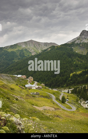 Kurvenreiche Straßen in der Nähe von Bousieyas in den Alpes Maritimes, Frankreich Stockfoto