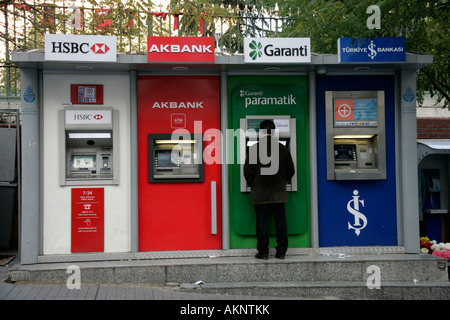 Bargeld-Automaten in Istanbul, Türkei Stockfoto