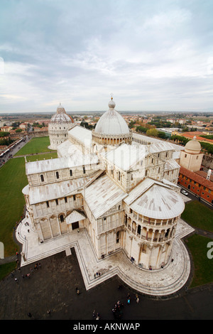 Blick auf den mittelalterlichen Dom und Baptisterium von der Spitze des Schiefen Turms, der Piazza dei Miracoli, Pisa, Italien Stockfoto