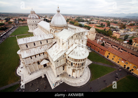 Blick auf den mittelalterlichen Dom und Baptisterium von der Spitze des Schiefen Turms, der Piazza dei Miracoli, Pisa, Italien Stockfoto