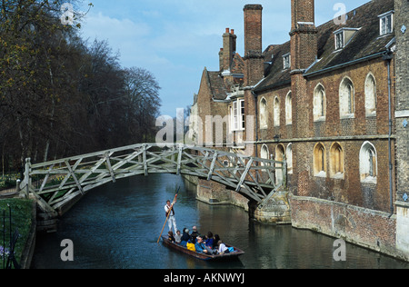 Die Mathematical Bridge über den Fluss Cam in Cambridge, England, mit einem Punt im Vordergrund Stockfoto