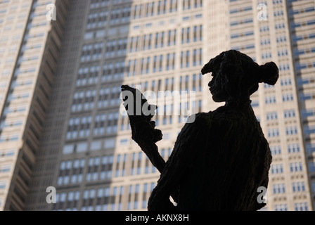 Eine der mehreren Statuen Tokyo Metropolitan Regierung Gebäuden Shinjuku Japan Stockfoto