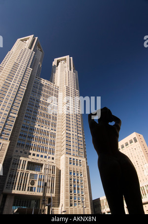 Eine der mehreren Statuen Tokyo Metropolitan Regierung Gebäuden Shinjuku Japan Stockfoto